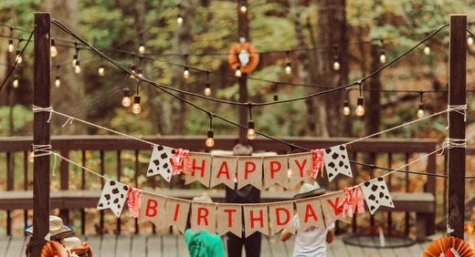 秋のアウトドアの誕生日パーティーの必需品